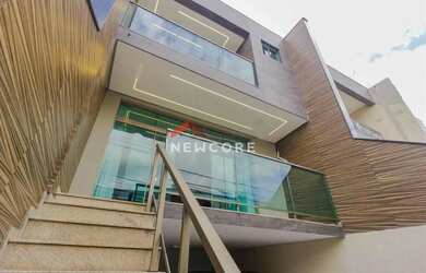 Imagem: A casa possui 3 Dormitórios, 3 Banheiros, 3 Vagas na garagem