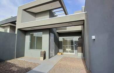 Imagem: A casa possui 3 Dormitórios, 2 Banheiros, 2 Vagas na garagem