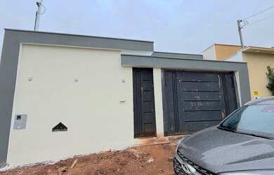 Imagem: A casa possui 3 Dormitórios, 3 Banheiros, 4 Vagas na garagem