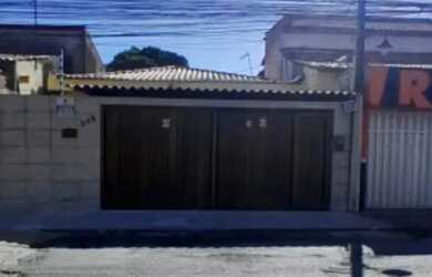 Imagem: A casa possui 3 Dormitórios, 3 Banheiros, 2 Vagas na garagem