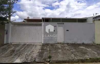 Imagem: A casa possui 3 Dormitórios, 3 Banheiros, 2 Vagas na garagem