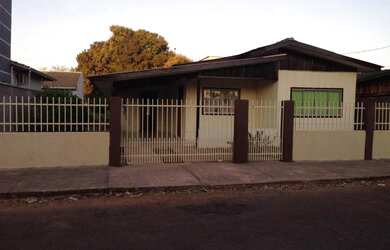 Imagem: A casa possui 2 Dormitórios, 1 Banheiro, 1 Vaga na garagem