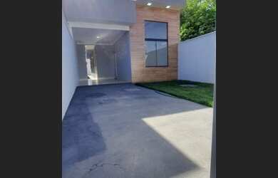 Imagem: A casa possui 3 Dormitórios, 2 Banheiros, 3 Vagas na garagem