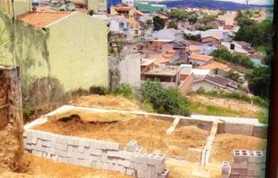 Imagem: O terreno possui 450m² de Área e está localizado em Lenheiro