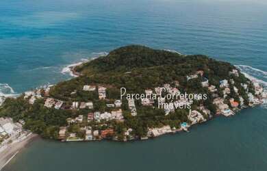 Imagem: A casa em condomínio possui 5 Dormitórios, 5 Banheiros, 5