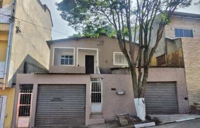 Imagem: A casa possui 3 Dormitórios, 1 Banheiro, 2 Vagas na garagem