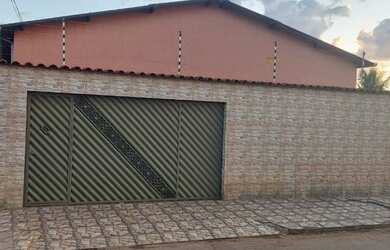 Imagem: A casa possui 4 Dormitórios, 2 Banheiros, 2 Vagas na garagem