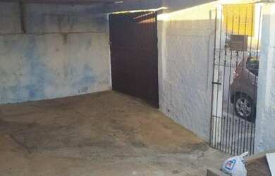 Imagem: A casa possui 2 Dormitórios, 1 Banheiro, 2 Vagas na garagem