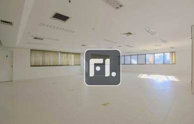 Imagem: O depósito possui 2 Vagas na garagem e 144m² de Área e está