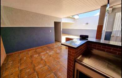 Imagem: A casa possui 2 Dormitórios, 2 Banheiros, 4 Vagas na garagem