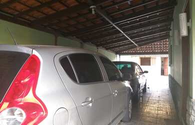 Imagem: A casa possui 3 Dormitórios, 2 Banheiros, 3 Vagas na garagem