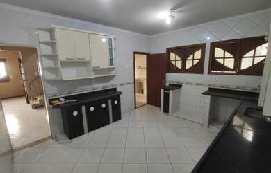 Imagem: A casa possui 4 Dormitórios, 2 Banheiros, 2 Vagas na garagem