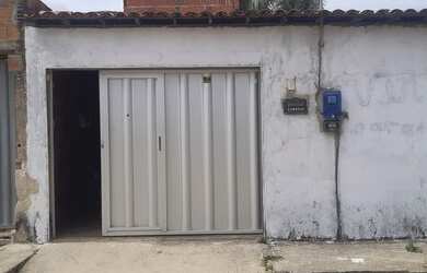 Imagem: A casa possui 2 Dormitórios, 1 Banheiro, 2 Vagas na garagem