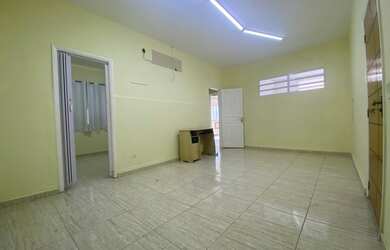 Imagem: A casa possui 3 Dormitórios, 1 Banheiro, 150m² de Área e