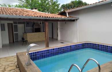 Imagem: A casa possui 3 Dormitórios, 2 Banheiros, 2 Vagas na garagem