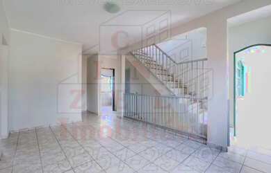 Imagem: A casa possui 2 Dormitórios, 2 Banheiros, 2 Vagas na garagem