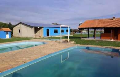 Imagem: A casa possui 3 Dormitórios, 2 Banheiros, 1 Vaga na garagem