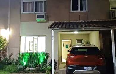 Imagem: A casa possui 3 Dormitórios, 1 Banheiro, 2 Vagas na garagem