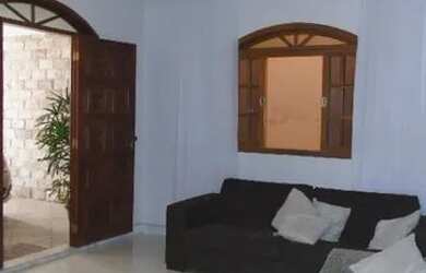 Imagem: A casa possui 4 Dormitórios, 3 Banheiros, 2 Vagas na garagem