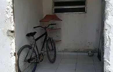 Imagem: A casa possui 2 Dormitórios, 1 Banheiro, 1 Vaga na garagem