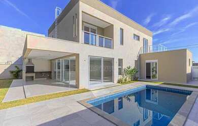 Imagem: A casa em condomínio possui 4 Dormitórios, 5 Banheiros, 5