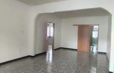 Imagem: A casa possui 3 Dormitórios, 4 Banheiros, 5 Vagas na garagem