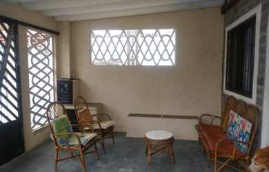 Imagem: A casa possui 3 Dormitórios, 2 Banheiros, 3 Vagas na garagem