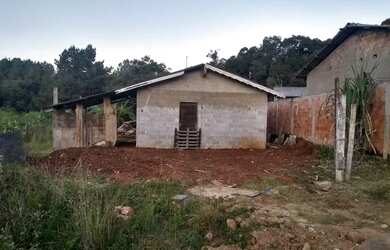 Imagem: A casa possui 2 Dormitórios, 1 Banheiro, 1 Vaga na garagem