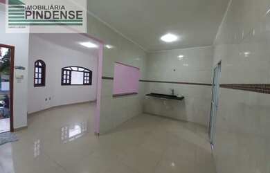 Imagem: A casa possui 3 Dormitórios, 2 Banheiros, 2 Vagas na garagem