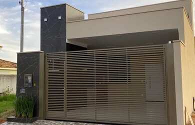 Imagem: A casa possui 3 Dormitórios, 3 Banheiros, 2 Vagas na garagem