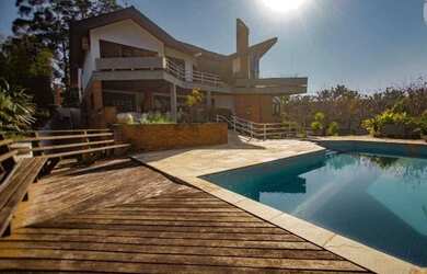 Imagem: A casa em condomínio possui 4 Dormitórios, 5 Banheiros, 5