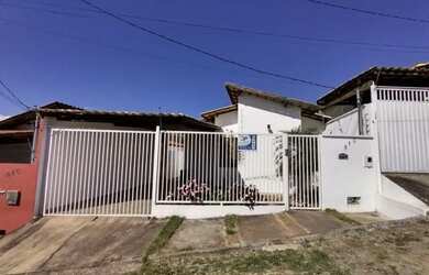 Imagem: A casa possui 3 Dormitórios, 2 Banheiros, 1 Vaga na garagem