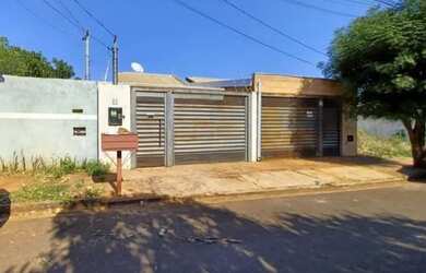 Imagem: A casa possui 2 Dormitórios, 1 Banheiro, 2 Vagas na garagem