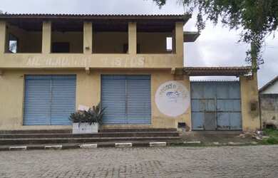 Imagem: A casa possui 4 Dormitórios, 2 Banheiros, 3 Vagas na garagem