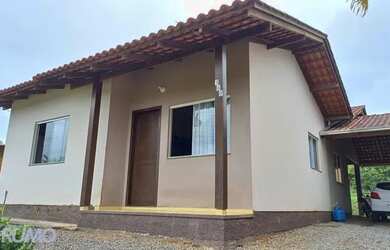 Imagem: A casa possui 3 Dormitórios, 1 Banheiro, 2 Vagas na garagem