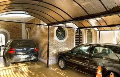 Imagem: A casa possui 5 Dormitórios, 2 Banheiros, 4 Vagas na garagem