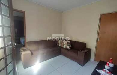 Imagem: A casa possui 3 Dormitórios, 2 Banheiros, 1 Vaga na garagem