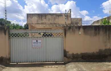 Imagem: A casa possui 3 Dormitórios, 2 Banheiros, 2 Vagas na garagem