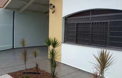 Imagem: A casa possui 3 Dormitórios, 2 Banheiros e 2 Vagas na garagem