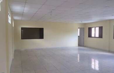 Imagem: O depósito possui 2 Vagas na garagem e 112m² de Área e está