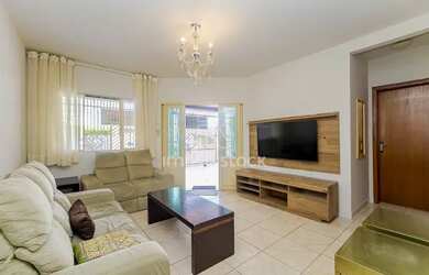 Imagem: A casa possui 3 Dormitórios, 3 Banheiros, 2 Vagas na garagem