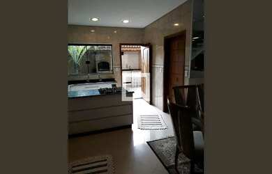 Imagem: A casa possui 3 Dormitórios, 1 Banheiro, 4 Vagas na garagem