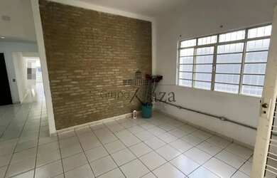 Imagem: A casa possui 5 Dormitórios, 3 Banheiros, 2 Vagas na garagem