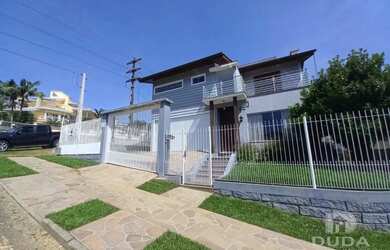 Imagem: A casa possui 3 Dormitórios, 3 Banheiros, 2 Vagas na garagem