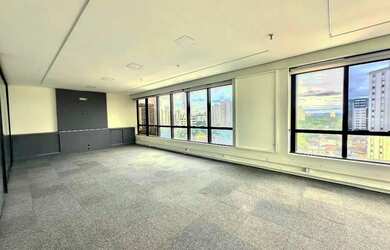 Imagem: O depósito possui 5 Vagas na garagem, 400m² de Área e está