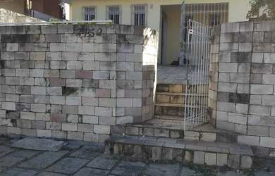 Imagem: A casa possui 3 Dormitórios, 2 Banheiros, 1 Vaga na garagem