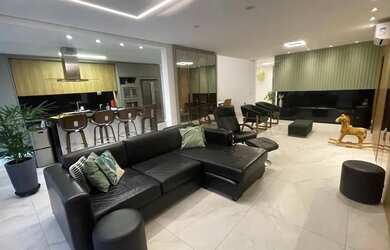 Imagem: A casa possui 4 Dormitórios, 5 Banheiros, 4 Vagas na garagem