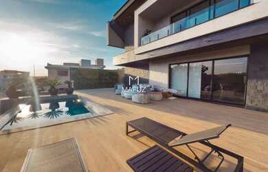 Imagem: A casa possui 4 Dormitórios, 4 Banheiros, 4 Vagas na garagem