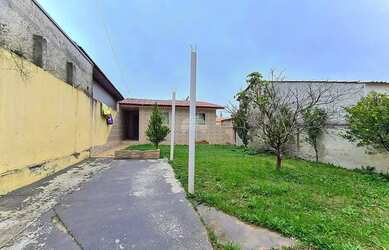 Imagem: A casa possui 2 Dormitórios, 1 Banheiro, 2 Vagas na garagem