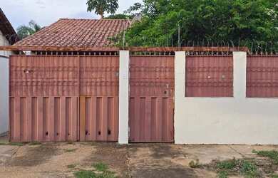 Imagem: A casa possui 2 Dormitórios, 1 Banheiro, 2 Vagas na garagem